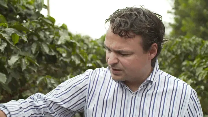 Jan Wagenfeld demonstriert Tchibo Arabica am Mount Kenya